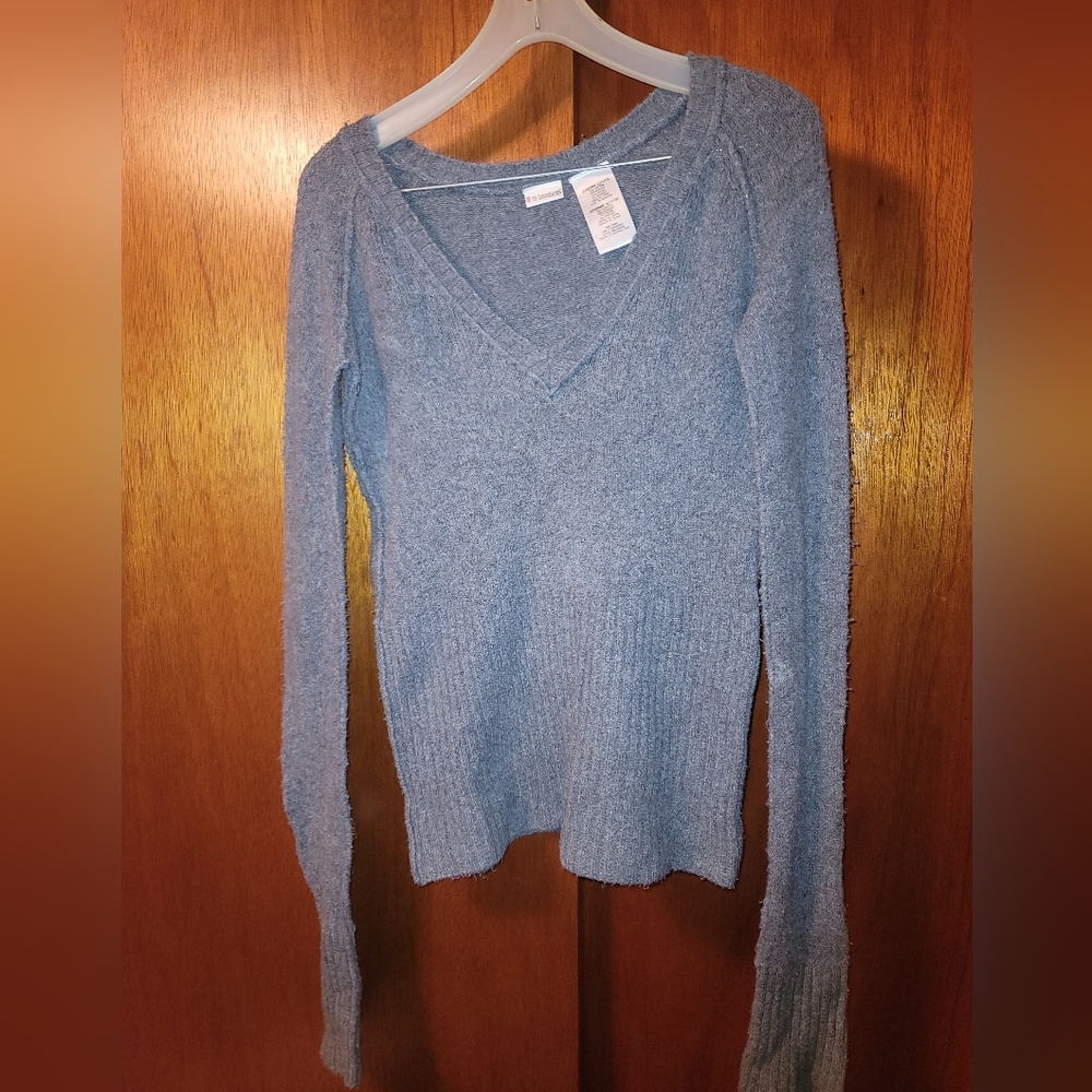 No boundaries junior L 11/13 Grey v neck sweater